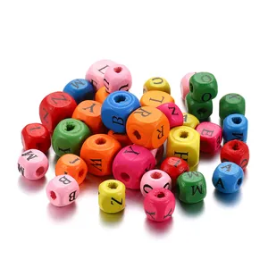 Gros plan de perles alphabet carrées en bois coloré pour la fabrication de bijoux DIY