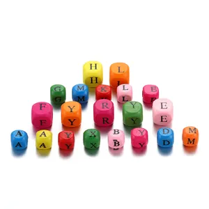 Détail macro de perles de lettres carrées en bois colorées avec gravure nette de l'alphabet