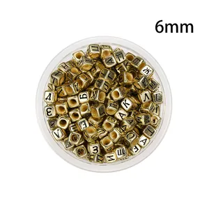 Perles carrées en acrylique doré 6mm avec lettres cyrilliques dans un étui transparent