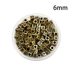 Vue macro détaillée des perles alphabet carrées dorées de 6mm pour la création de bijoux