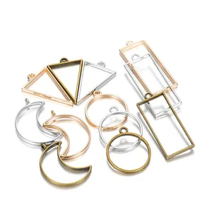 Macro-opname van geometrische metalen frames voor UV-hars in goud zilver en brons DIY