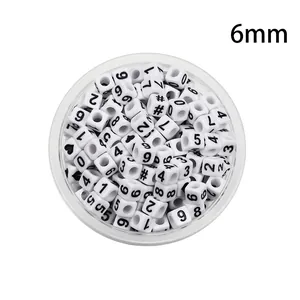 Détail de perles cubiques 6mm en acrylique blanc avec chiffres noirs pour bracelets DIY