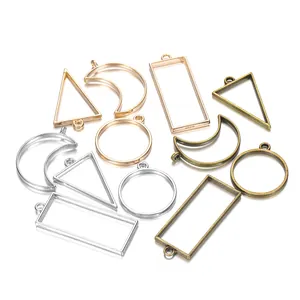 Macro-opname van geometrische hangerframes van legering voor diverse DIY-sieraden creaties