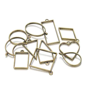 Diverse geometrische bronzen hangers voor het maken van DIY-harsjuwelen
