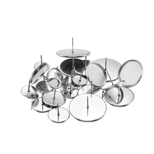 Vue macro détaillée de supports de boucles d'oreilles en acier inoxydable de diverses tailles