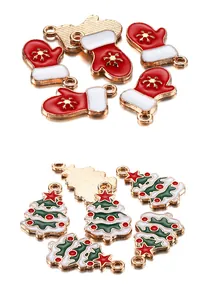 Détail de pendentifs de Noël en alliage avec émail coloré et bordure dorée brillante