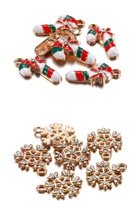 Détail macro de breloques sucre d'orge et flocon pour la création de bijoux de Noël