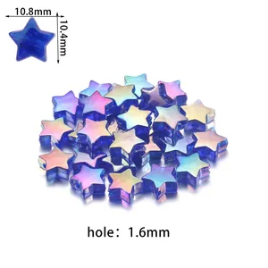 Vue détaillée de perles étoiles acryliques irisées avec trou de 1,6 mm pour bijoux DIY