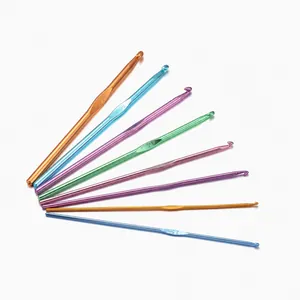 Détail de crochets en aluminium coloré montrant diverses tailles et pointes lisses