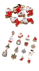 Vue détaillée des breloques de Noël en émail avec motifs de renne et flocons de neige
