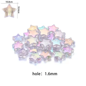 Gros plan de perles en acrylique en forme d'étoile avec revêtement AB iridescent