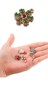 Détails des breloques de Noël en émail avec flocon vert et petits pendentifs de fête