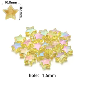 Détail macro de perles étoiles irisées de 10,8mm avec dimensions et trou de 1,6mm