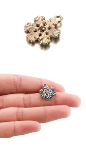 Vue macro de breloques flocons de neige dorées et argentées pour bijoux de Noël