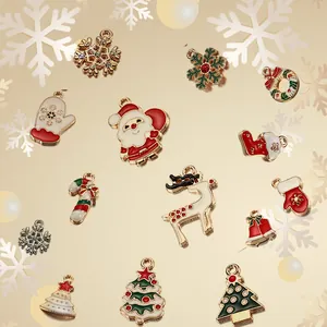 Détail de breloques de Noël en émail avec Père Noël et renne pour bijoux artisanaux