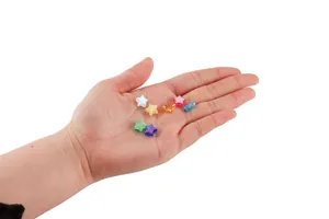 Perles étoiles en acrylique coloré tenues à la main pour création de bijoux DIY