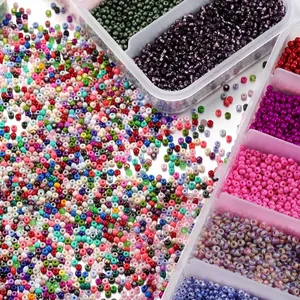 Makroaufnahme von 2mm bunten Acryl-Samenperlen in einer klaren Kunststoffbox