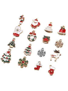 Vue de 15 breloques de Noël en émail avec renne et sapin pour la création de bijoux DIY festifs
