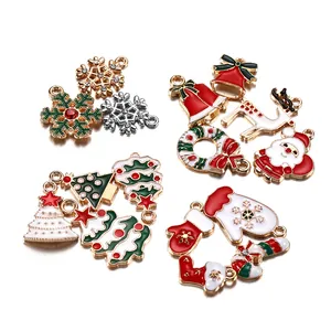 Détails macro de divers pendentifs de Noël comprenant des flocons de neige et des rennes