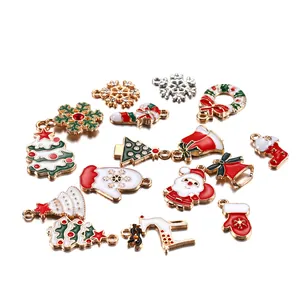 Vue détaillée de breloques de Noël en émail coloré avec rennes et motifs de flocons