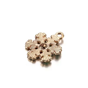 Vue macro d'un pendentif flocon de neige doré avec texture radiante et anneau fixe