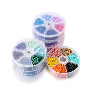 Détail du kit de bijoux DIY en perles de rocaille avec boîtes de rangement à compartiments