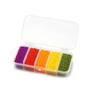 Dettaglio scatola a 5 scomparti con perline di vetro da 2mm colorate per gioielli fai-da-te