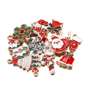 Détails macro de divers pendentifs de Noël en émail rouge et vert pour la bijouterie