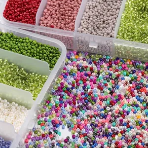 Nahaufnahme von bunten 2mm Acrylperlen in einer Aufbewahrungsbox mit 5 Fächern
