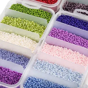 Detailansicht bunter 2mm Acryl-Perlen organisiert in einer klaren Sortierbox für DIY