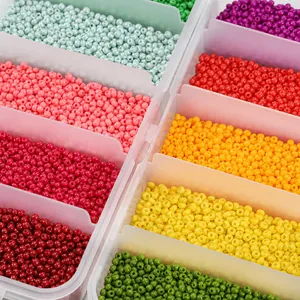Dettaglio di una scatola a 5 scomparti con perline di vetro colorate da 2mm per il fai da te