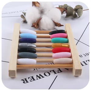 Bunte magnetische Sicherheitsverschlüsse für Baby-DIY-Schmuck auf einem Holzregal