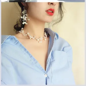 Ensemble élégant de colliers multicouches en fausses perles blanches et boucles d'oreilles