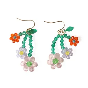 Boucles d'oreilles fleurs en perles colorées avec crochets dorés pour bijoux