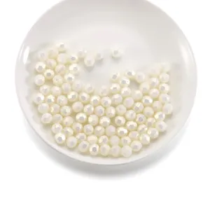 Gros plan de perles en acrylique facettées à effet irisé pour la création de bijoux