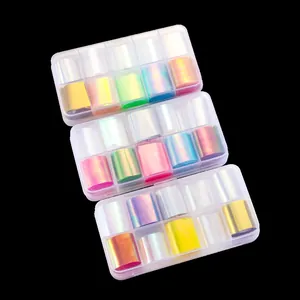 Vista macro de papel de aluminio láser aurora para uñas en cajas de almacenamiento