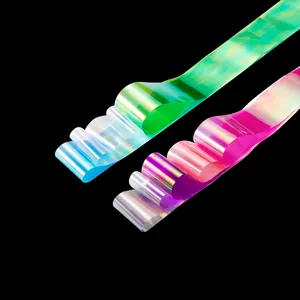 Detalle macro de láminas holográficas para uñas con reflejos de cristal verde y rosa