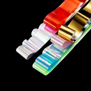 Detalle del papel de vidrio aurora holográfico con efecto espejo láser y cinta dorada nail art