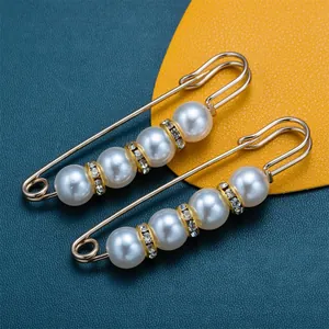Elegante conjunto de broches imperdibles dorados con perlas y cristales brillantes