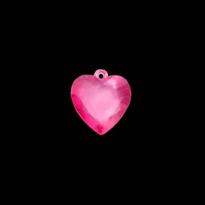 Détail d'un pendentif en acrylique rose vif en forme de cœur facetté pour bijoux DIY