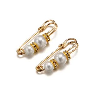 Elegante par de broches de imperdible dorados con perlas y detalles de diamantes de imitación