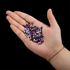 Primo piano di paillettes colorate a forma di stella con finitura metallica per nail art