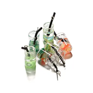 Détail de mini pendentifs bouteilles à souhaits avec des tranches de fruits colorés