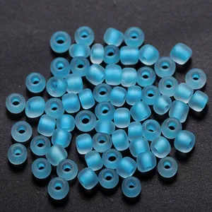 Foto macro de cuentas de vidrio azul claro mate de 3mm para la creación de joyería DIY