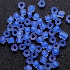 Vista macro de cuentas de vidrio azul marino esmerilado de 3 mm para joyería de DIY