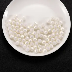 Gros plan de perles acryliques facettées blanches avec revêtement AB pour bijoux DIY