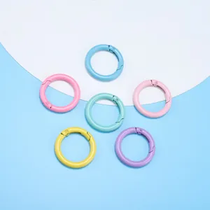 Vue détaillée d'anneaux à ressort ronds en six couleurs de bonbons macaron pour porte-clés
