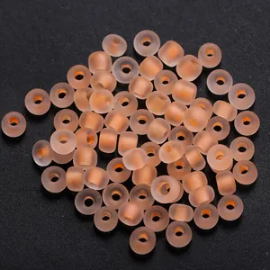 Vista macro de cuentas de vidrio naranja mate de 3mm para creación de joyas