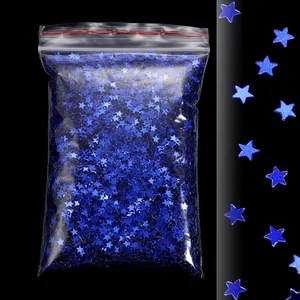 Dettaglio di paillettes blu a forma di stella in una busta di plastica trasparente