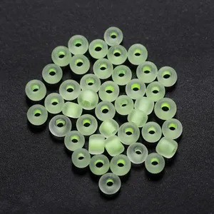 Vista detallada de cuentas de vidrio esmerilado verde claro de 3mm para joyería DIY